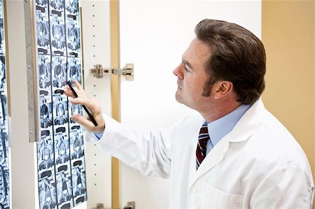 simsearch:400-04552598,k - Chiropractic doctor examining the results of a CAT scan of the spine. Foto de stock - Super Valor sin royalties y Suscripción, Código: 400-04199863