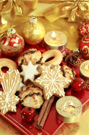simsearch:400-04051271,k - Detail of delicious Christmas cookies with candles in golden tone Foto de stock - Royalty-Free Super Valor e Assinatura, Número: 400-04199921