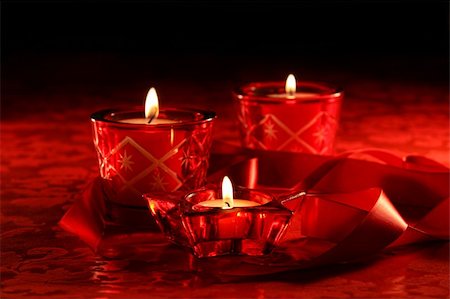 simsearch:400-04551895,k - Votive candles on dark red background Fotografie stock - Microstock e Abbonamento, Codice: 400-04199957
