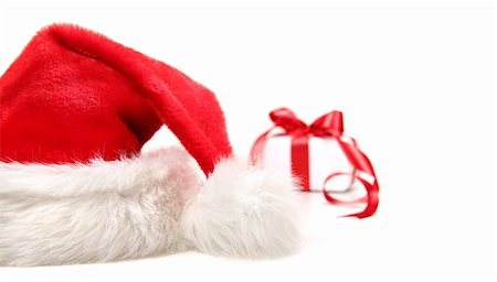 simsearch:400-04717437,k - Santa hat and gift with red bow on white Fotografie stock - Microstock e Abbonamento, Codice: 400-04199952