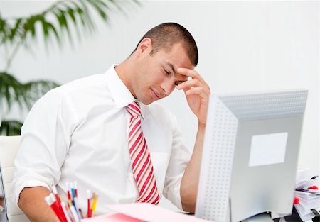 simsearch:400-04591983,k - Stressed businessman working at a computer in the office Fotografie stock - Microstock e Abbonamento, Codice: 400-04190003