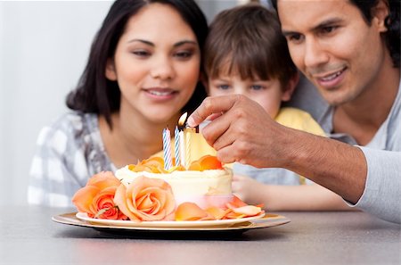 simsearch:614-06719832,k - Happy family celebrating a birthday together at home Stockbilder - Microstock & Abonnement, Bildnummer: 400-04190055