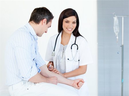 simsearch:400-04281577,k - Smiling female doctor making injection to her patient against white back ground Photographie de stock - Aubaine LD & Abonnement, Code: 400-04190168