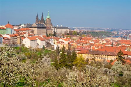 simsearch:400-04770149,k - prague - view of hradcany castle and st. vitus cathedral in spring Fotografie stock - Microstock e Abbonamento, Codice: 400-04190513