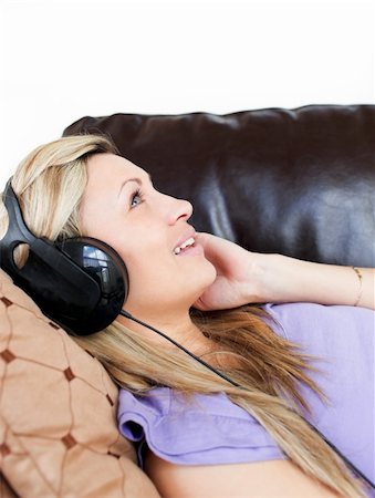 simsearch:400-04207132,k - Cute woman using headphones on a sofa Foto de stock - Super Valor sin royalties y Suscripción, Código: 400-04190988