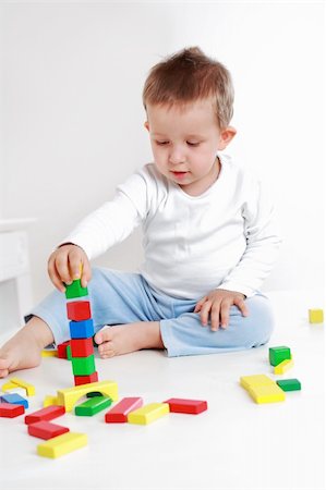 simsearch:400-06737087,k - Lovely boy playing with blocks Fotografie stock - Microstock e Abbonamento, Codice: 400-04191645