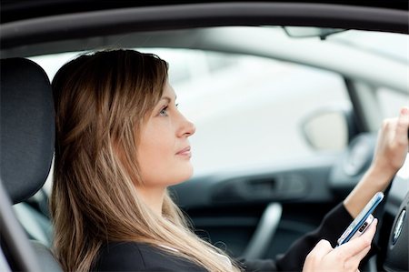 simsearch:400-04341796,k - Attractive businesswoman using a mobile phone in her car Stockbilder - Microstock & Abonnement, Bildnummer: 400-04191710