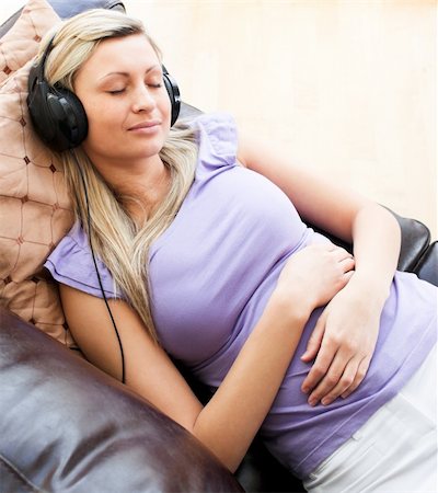 simsearch:6109-06194973,k - Sleeping woman using headphones on a sofa Foto de stock - Super Valor sin royalties y Suscripción, Código: 400-04191768