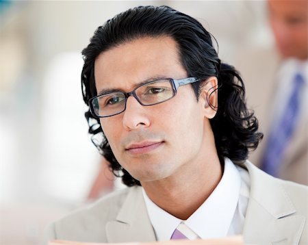 simsearch:400-07680948,k - Young businessman looking to the camera wearing glasses Foto de stock - Super Valor sin royalties y Suscripción, Código: 400-04192348