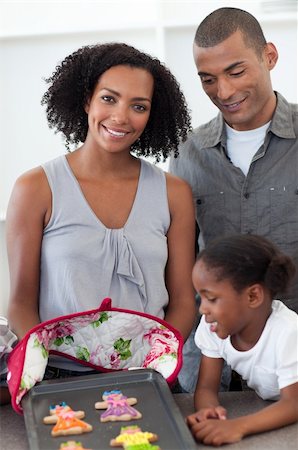 simsearch:400-04151115,k - Smiling family showing handmade cookies in the kitchen Foto de stock - Super Valor sin royalties y Suscripción, Código: 400-04192482