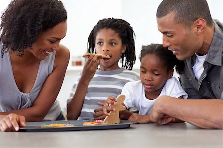 simsearch:400-04151115,k - Happy afro-american family eating homemade biscuits in the kitchen Foto de stock - Super Valor sin royalties y Suscripción, Código: 400-04192499
