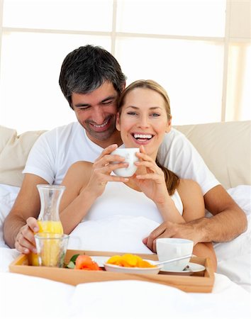 simsearch:400-03998265,k - Loving couple having breakfast lying in the bed at home Fotografie stock - Microstock e Abbonamento, Codice: 400-04192559
