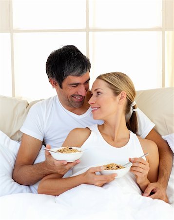 simsearch:400-03998265,k - Close-up of couple having breakfast lying in the bed at home Fotografie stock - Microstock e Abbonamento, Codice: 400-04192566