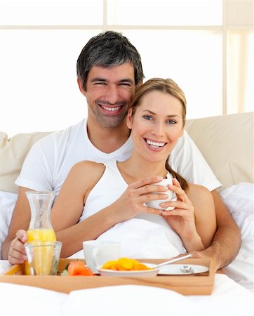 simsearch:400-03998265,k - Close-up of couple having breakfast lying in the bed at home Fotografie stock - Microstock e Abbonamento, Codice: 400-04192560