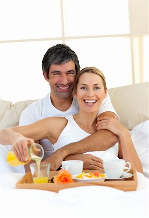 simsearch:400-03998265,k - Romantic couple having breakfast lying in the bed at home Fotografie stock - Microstock e Abbonamento, Codice: 400-04192561