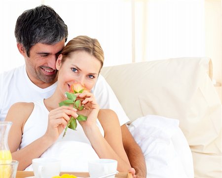 simsearch:400-03998265,k - Close-up of couple having breakfast lying in the bed at home Fotografie stock - Microstock e Abbonamento, Codice: 400-04192995