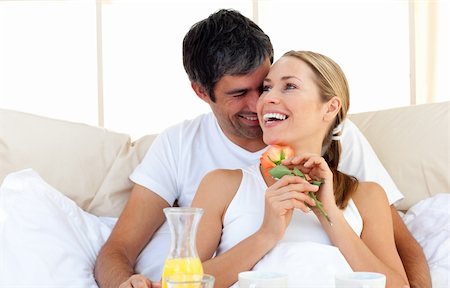 simsearch:400-04322417,k - Beautiful couple having breakfast lying in the bed at home Stockbilder - Microstock & Abonnement, Bildnummer: 400-04192992