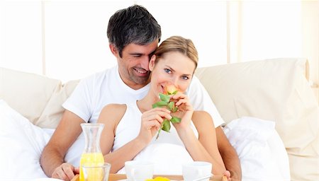 simsearch:400-04322417,k - Caucasian couple having breakfast lying in the bed at home Stockbilder - Microstock & Abonnement, Bildnummer: 400-04192993