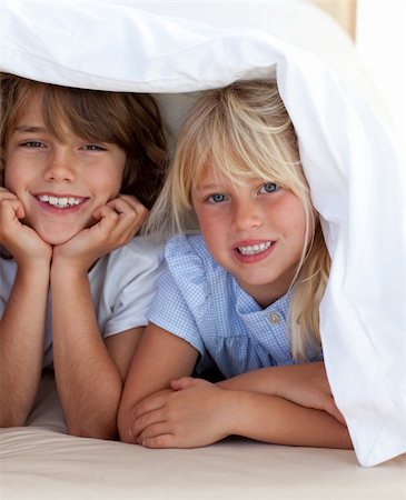 simsearch:400-04193152,k - Smiling siblings playing undercovers in the bedroom Stockbilder - Microstock & Abonnement, Bildnummer: 400-04193046