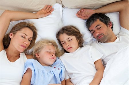 Loving family sleeping together lying in the bed Foto de stock - Super Valor sin royalties y Suscripción, Código: 400-04193080