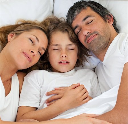 simsearch:400-04192370,k - Happy family lying together on bed Fotografie stock - Microstock e Abbonamento, Codice: 400-04193097