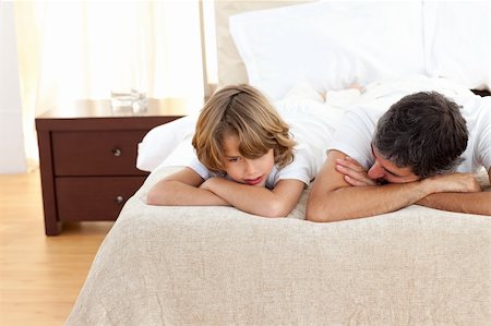 simsearch:400-04193152,k - Earing father talking with his son lying on bed at home Stockbilder - Microstock & Abonnement, Bildnummer: 400-04193112