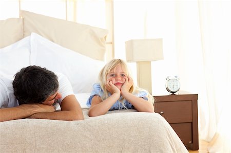 simsearch:400-04193152,k - Sad little girl lying on bed with her father at home Stockbilder - Microstock & Abonnement, Bildnummer: 400-04193113