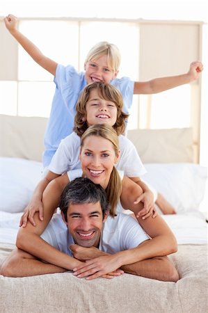 simsearch:400-04196942,k - Loving family having fun in the bedroom Photographie de stock - Aubaine LD & Abonnement, Code: 400-04193137