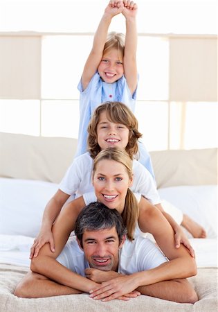 simsearch:400-04192370,k - Jolly family having fun in the bedroom Fotografie stock - Microstock e Abbonamento, Codice: 400-04193138