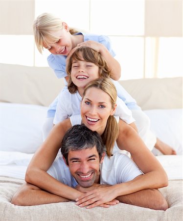 simsearch:400-04193152,k - Happy family having fun in the bedroom Stockbilder - Microstock & Abonnement, Bildnummer: 400-04193139