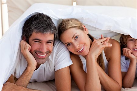 simsearch:400-04193152,k - Loving family having fun with on bed at home Stockbilder - Microstock & Abonnement, Bildnummer: 400-04193154