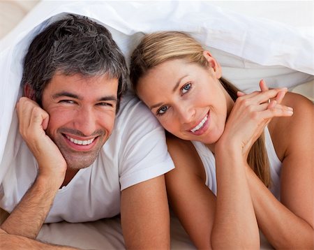 Enamoured couple having fun lying on bed at home Photographie de stock - Aubaine LD & Abonnement, Code: 400-04193155
