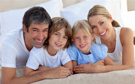 simsearch:400-04193152,k - Merry family having fun lying on a bed Stockbilder - Microstock & Abonnement, Bildnummer: 400-04193150