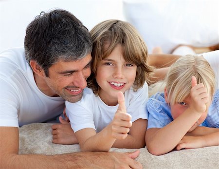 simsearch:400-04193152,k - Affectionate father with his children having fun lying on a bed Stockbilder - Microstock & Abonnement, Bildnummer: 400-04193152