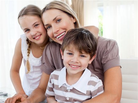simsearch:400-04044134,k - Portrait of a mother with her children smiling at the camera Fotografie stock - Microstock e Abbonamento, Codice: 400-04193164