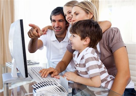 simsearch:400-04044134,k - Children learning how to use a computer with their parents at home Fotografie stock - Microstock e Abbonamento, Codice: 400-04193169