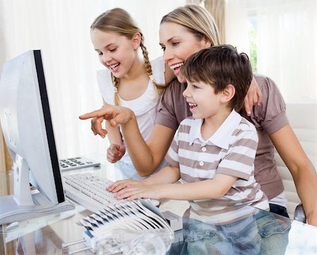 simsearch:400-04044134,k - Children and their mother using a computer at home Fotografie stock - Microstock e Abbonamento, Codice: 400-04193174