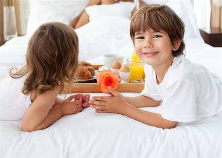 Close-up of siblings bringing breakfast to their parents in the bedroom Stock Photo - Budget Royalty-Free & Subscription, Code: 400-04193372