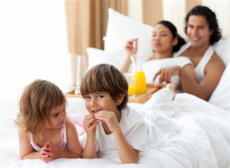 Children having breakfast with their parents in the bedroom Stock Photo - Budget Royalty-Free & Subscription, Code: 400-04193373