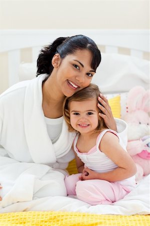 simsearch:400-04192370,k - Portrait of a smiling mother and her daughter sitting on the bed Fotografie stock - Microstock e Abbonamento, Codice: 400-04193416