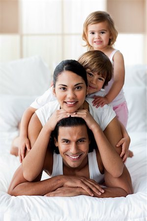 simsearch:400-04192370,k - Young family having fun on the bed at home Fotografie stock - Microstock e Abbonamento, Codice: 400-04193428