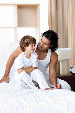 simsearch:400-04193152,k - Adorable little boy talking with his father sitting on bed Stockbilder - Microstock & Abonnement, Bildnummer: 400-04193492