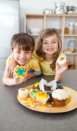 simsearch:695-05773760,k - Adorable siblings showing their cookies in the kitchen Photographie de stock - Aubaine LD & Abonnement, Code: 400-04193511