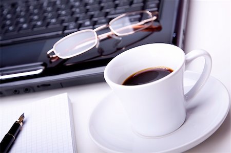 simsearch:400-04386602,k - Morning coffee in the office Stockbilder - Microstock & Abonnement, Bildnummer: 400-04204152