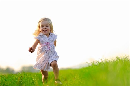 Young girl runs through a field, happy and having fun. Foto de stock - Super Valor sin royalties y Suscripción, Código: 400-04204266