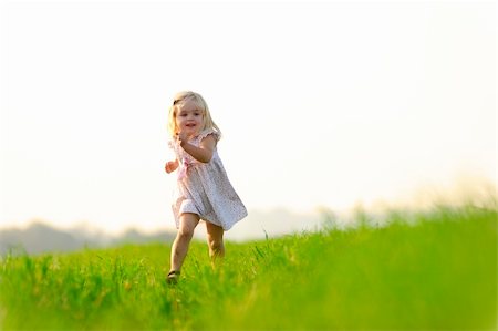 simsearch:400-04204275,k - Young girl runs through a field, happy and having fun. Foto de stock - Super Valor sin royalties y Suscripción, Código: 400-04204269