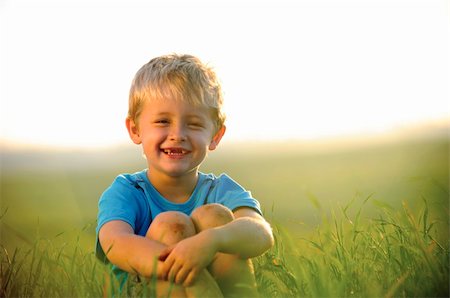 young boy enjoys his time outside in the field Foto de stock - Super Valor sin royalties y Suscripción, Código: 400-04204275