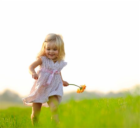 Young girl runs through a field, happy and having fun. Foto de stock - Super Valor sin royalties y Suscripción, Código: 400-04204270