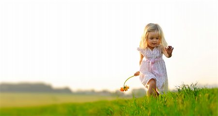 Young girl runs through a field, happy and having fun. Photographie de stock - Aubaine LD & Abonnement, Code: 400-04204272