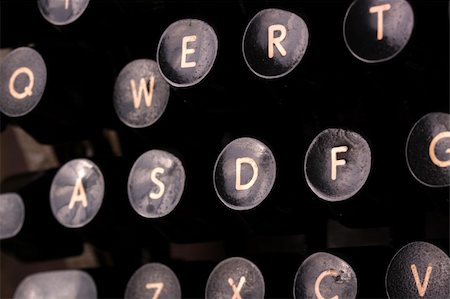 simsearch:400-04624328,k - Close up of old typewriter keys Foto de stock - Super Valor sin royalties y Suscripción, Código: 400-04204751